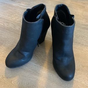 Like New Size 6 Black Heeled Fergilicious Ankle Booties